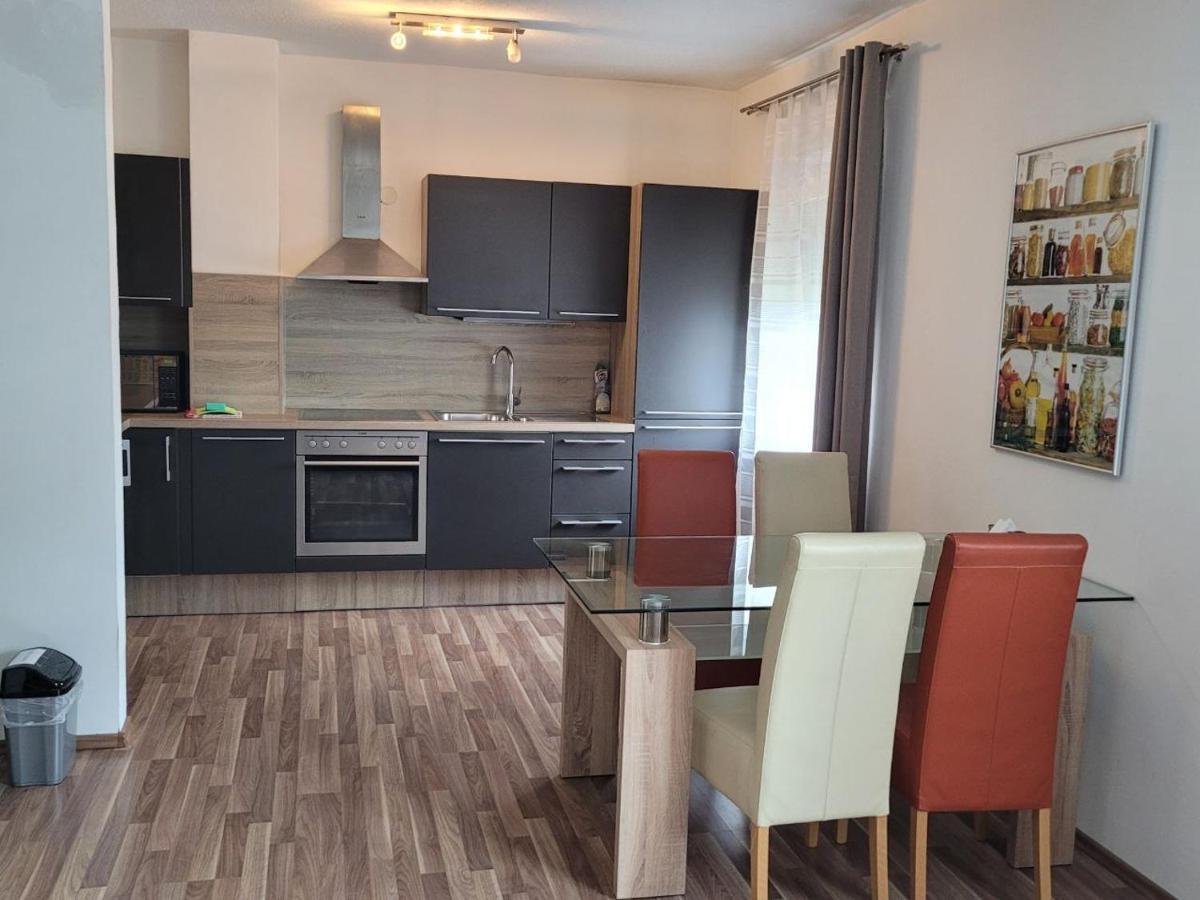 Zentral gelegene, sehr ruhige und helle Wohnung Graz Exterior foto