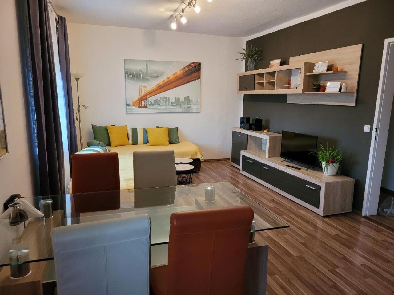 Zentral gelegene, sehr ruhige und helle Wohnung Graz Exterior foto